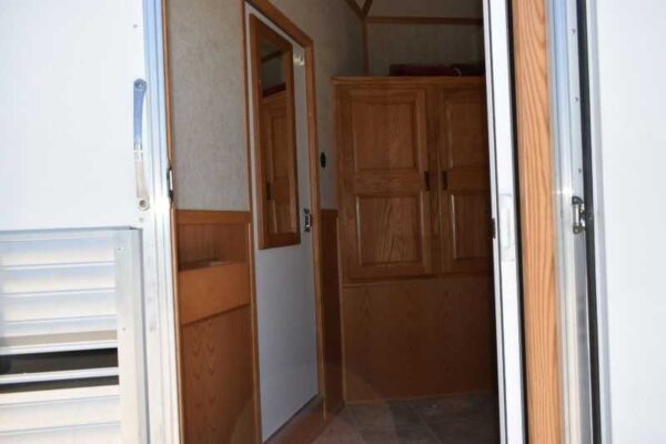 2005 Sundowner Sunlite  6LQ Horse Trailer with 11′ Short Wall 725 Grand Sierra 8612GLQ MidTack