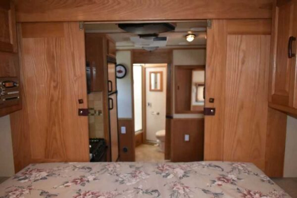 2005 Sundowner Sunlite  6LQ Horse Trailer with 11′ Short Wall 725 Grand Sierra 8612GLQ MidTack