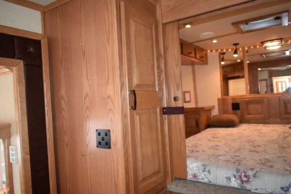 2005 Sundowner Sunlite  6LQ Horse Trailer with 11′ Short Wall 725 Grand Sierra 8612GLQ MidTack