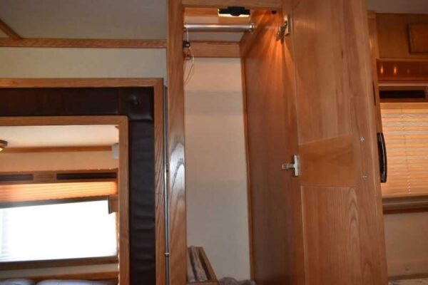 2005 Sundowner Sunlite  6LQ Horse Trailer with 11′ Short Wall 725 Grand Sierra 8612GLQ MidTack