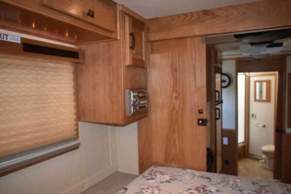 2005 Sundowner Sunlite  6LQ Horse Trailer with 11′ Short Wall 725 Grand Sierra 8612GLQ MidTack