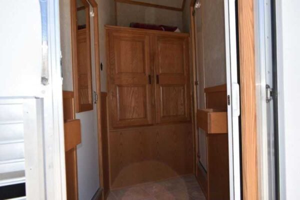 2005 Sundowner Sunlite  6LQ Horse Trailer with 11′ Short Wall 725 Grand Sierra 8612GLQ MidTack