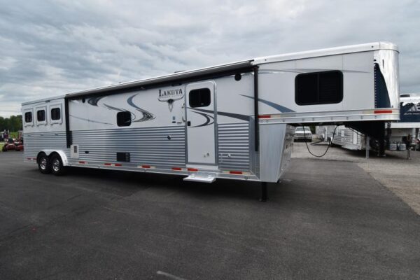 2018 Lakota Bighorn 3 Horse Living Quarters