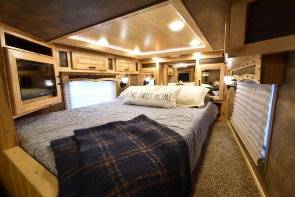 2018 Lakota Bighorn 3 Horse Living Quarters