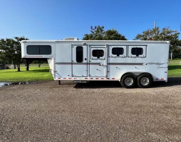 2004 Sundowner 3 Horse Weekender Horse Trailer