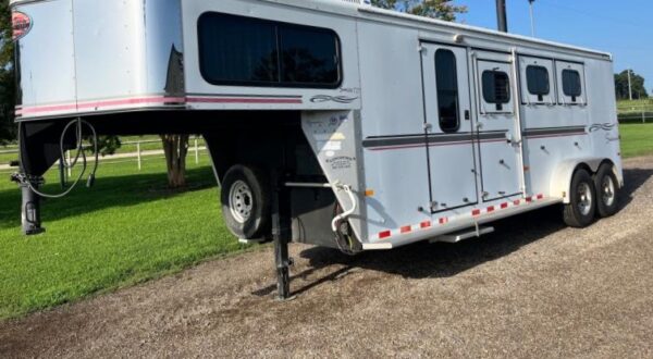 2004 Sundowner 3 Horse Weekender Horse Trailer