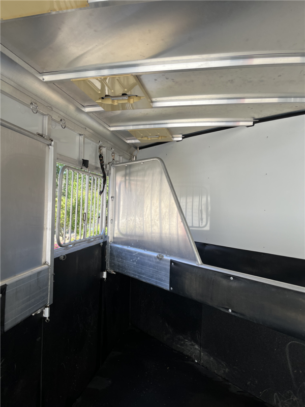 2013 Sundowner Trailers Sportman 3 Horse Triler